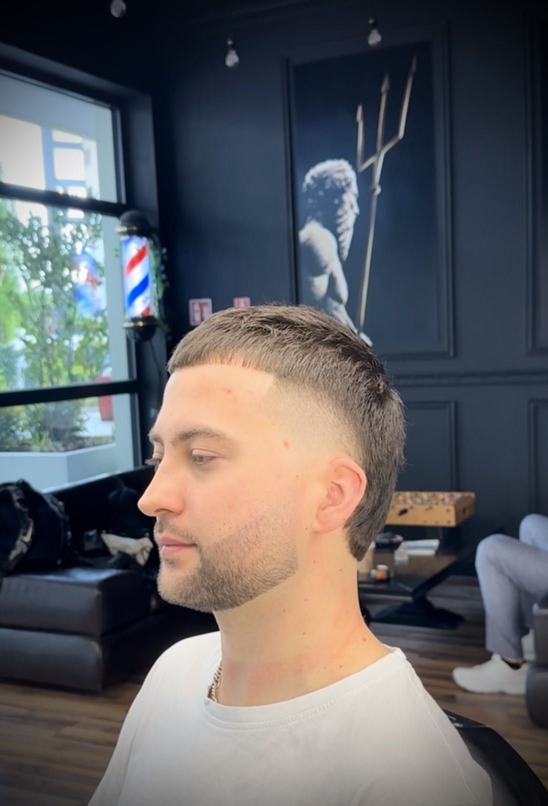 Buzz cut z liniami i wyrównaną brodą